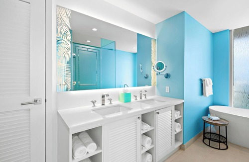 Downtown Nassau Hotel | Margaritaville Waterpark Jacuzzi One Bedroom King Suite