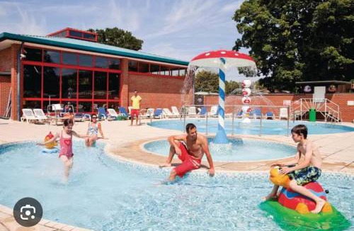 Ringwood Cabin | Marigold lodge 8 at Oakdene Forest Park