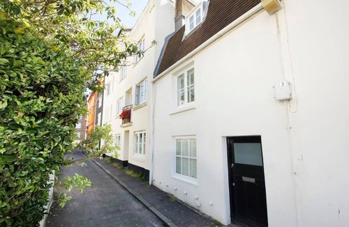 Kemptown House | Marine Gardens |Terrace|by Brighton Holiday Lets