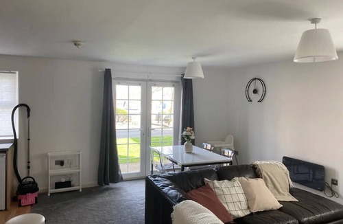 Trafford Apartment | Marine Viewing 2 Bedrooms 2 Bathroom apartment. Free parking!