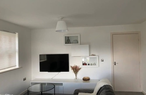 Trafford Apartment | Marine Viewing 2 Bedrooms 2 Bathroom apartment. Free parking!