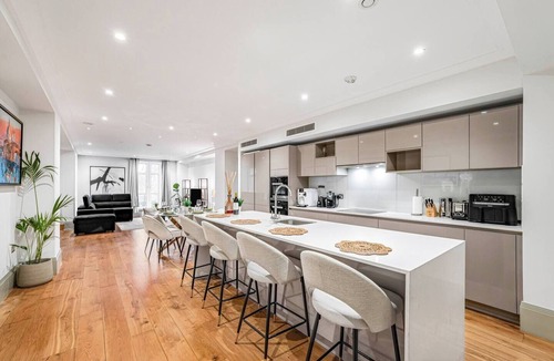 South Bank Apartment | Mayfair Residence on Park Lane with Concierge