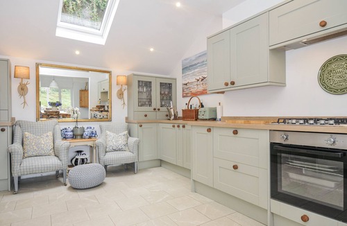 Looe Cottage | MAYHURST, pet friendly, with a garden in Looe
