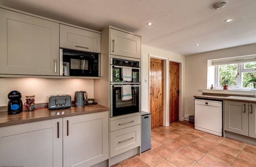 Bicester House | Meadow Cottage | Oxfordshire Holiday Let | 4 Beds & Sleeps 8