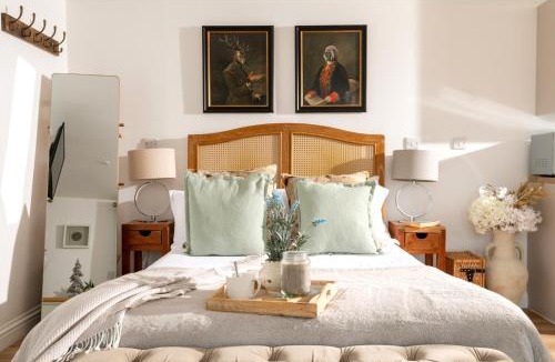 Blandford Saint Mary House | Meadow Cottage - Secluded Woodland Cottage with Private Hot Tub