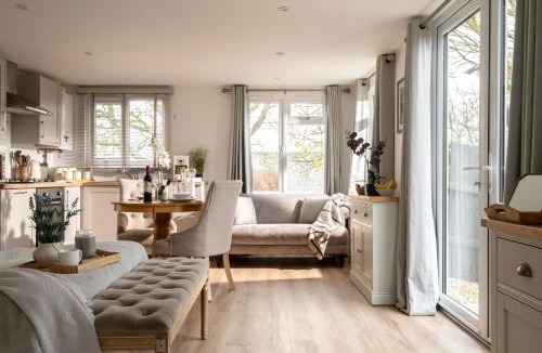Blandford Saint Mary House | Meadow Cottage - Secluded Woodland Cottage with Private Hot Tub
