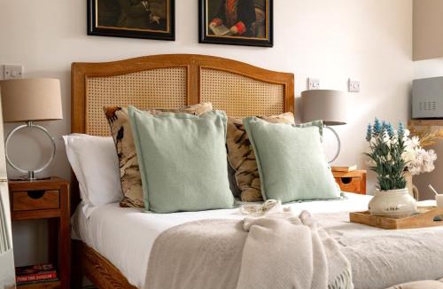 Blandford Saint Mary House | Meadow Cottage - Secluded Woodland Cottage with Private Hot Tub