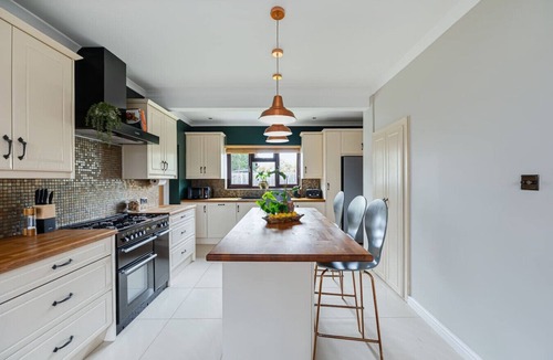 Bray on Thames House | Meadow House Detached Driveway Parking Nr Taplow Station w/Direct Trains to Central London By Yoko Property