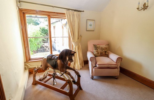 Mickle Trafford Cottage | MICKLE TRAFFORD MANOR, pet friendly, with hot tub in Chester
