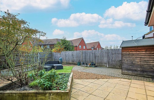 Milton Keynes House | Middleton House Sleeps 6 Free Parking Garden Work Desk Fast WiFi