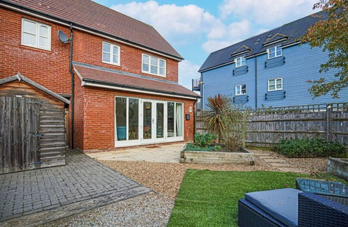 Milton Keynes House | Middleton House Sleeps 6 Free Parking Garden Work Desk Fast WiFi