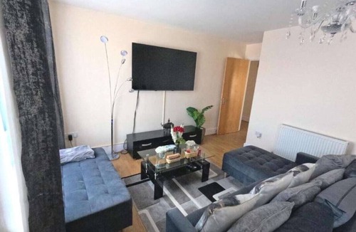Bletchley Apartment | Mideyah Stays - Comfy 2 Bed