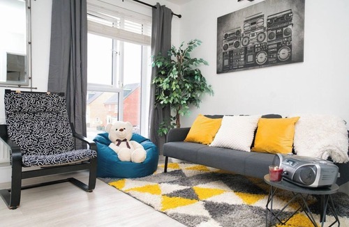 Newport Pagnell House | Milton Keynes 6 large beds Contractor Free Parking