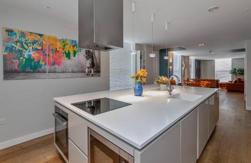 Central Milton Keynes Apartment | MK CITY CENTRE, THE DIAMOND SUITE, FREE Parking Space, PREMIUM SPACIOUS Apartment with FOOSBALL TABLE