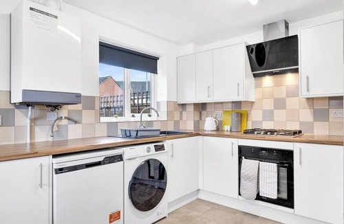 Newport Pagnell House | MKRetreat 6 bed house,sleep 7 guests,6 car parking