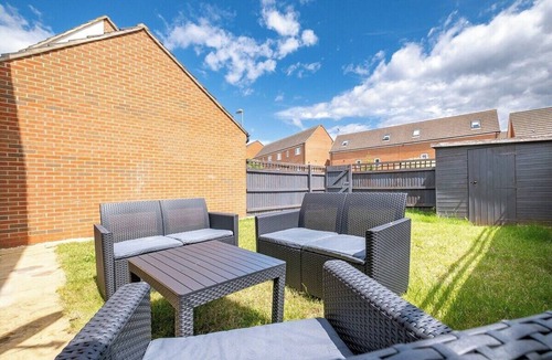 Newport Pagnell House | MKRetreat 6 bed house,sleep 7 guests,6 car parking
