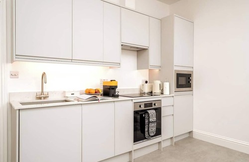 Earl's Court Apartment | Modern 1-bedroom, 1-bathroom apartment in Kensington/Chelsea, just 8 minutes’ walk to Earl’s Court Tube. Close to Westfield, Holland Park, top museums, and local cafés — perfect for couples, solo travellers, or short city stays.