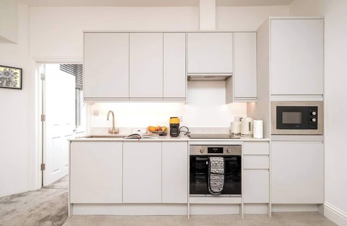 Earl's Court Apartment | Modern 1-bedroom, 1-bathroom apartment in Kensington/Chelsea, just 8 minutes’ walk to Earl’s Court Tube. Close to Westfield, Holland Park, top museums, and local cafés — perfect for couples, solo travellers, or short city stays.