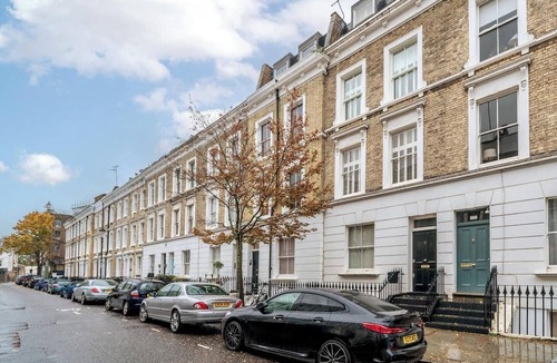 Earl's Court Apartment | Modern 1-bedroom, 1-bathroom apartment in Kensington/Chelsea, just 8 minutes’ walk to Earl’s Court Tube. Close to Westfield, Holland Park, top museums, and local cafés — perfect for couples, solo travellers, or short city stays.