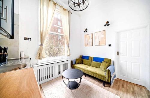 West Kensington Apartment | Modern 1BR Apartment in Greater London