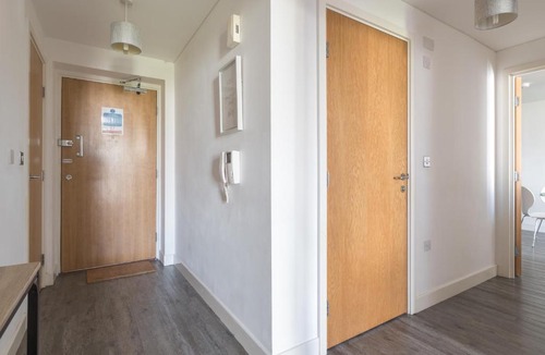 Central Milton Keynes Apartment | Modern 2 bed in central MK, Free Parking, Smart TV