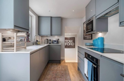 Redcliffe Apartment | Modern 2-bedroom, 2-bathroom apartment in Earl’s Court/Chelsea, just 8 minutes’ walk to the tube. Close to Westfield, Holland Park, Royal Albert Hall, and local cafés — ideal for families, friends, or couples exploring London.