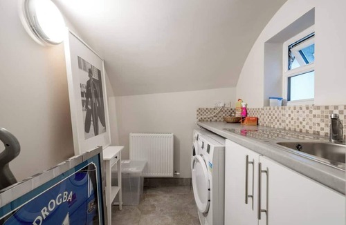 Redcliffe Apartment | Modern 2-bedroom, 2-bathroom apartment in Earl’s Court/Chelsea, just 8 minutes’ walk to the tube. Close to Westfield, Holland Park, Royal Albert Hall, and local cafés — ideal for families, friends, or couples exploring London.