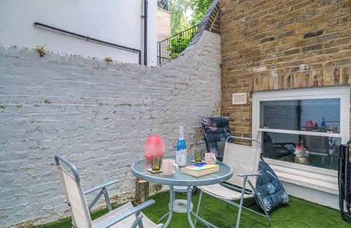Redcliffe Apartment | Modern 2-bedroom, 2-bathroom apartment in Earl’s Court/Chelsea, just 8 minutes’ walk to the tube. Close to Westfield, Holland Park, Royal Albert Hall, and local cafés — ideal for families, friends, or couples exploring London.