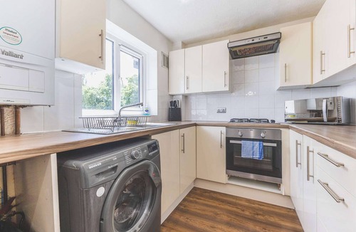 Yiewsley Apartment | Modern 2BDR Flat w Parking Near Heathrow and Tube
