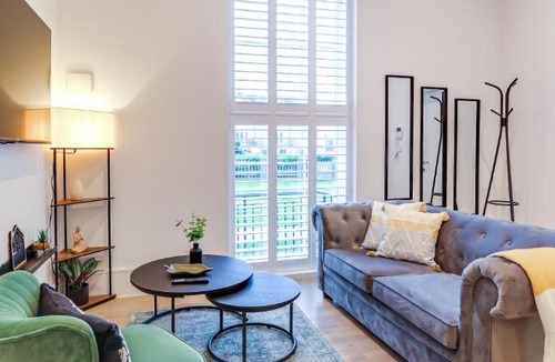 Hemel Hempstead Apartment | Modern 2BR 2BA with Free Parking - Sleeps 6