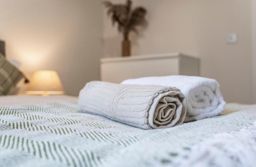 Marlborough Apartment | Modern 2BR - 4 Stops to Wembley - Sleeps 8