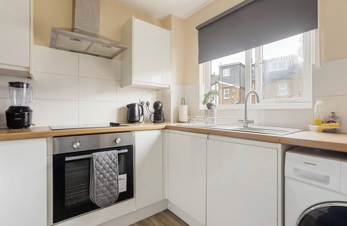 Woodside Apartment | Modern 2BR Flat, 20 mins train to Central London, 7mins to Selhurst Park Stadium