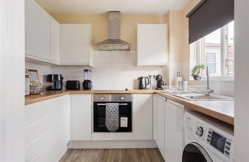 Woodside Apartment | Modern 2BR Flat, 20 mins train to Central London, 7mins to Selhurst Park Stadium