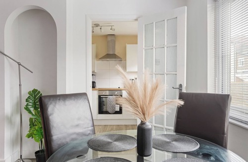 Woodside Apartment | Modern 2BR Flat, 20 mins train to Central London, 7mins to Selhurst Park Stadium