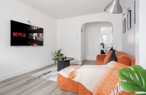 Woodside Apartment | Modern 2BR Flat, 20 mins train to Central London, 7mins to Selhurst Park Stadium
