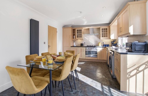 Milton Keynes House | Modern 3-Bed Home in Milton Keynes with Parking