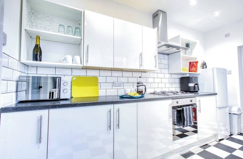 St Helens House | Modern 3-Bed Home Sleeps 6 with Parking & Fast WiFi Perfect for Contractors & Long Stays