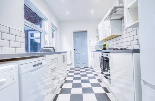 St Helens House | Modern 3-Bed Home Sleeps 6 with Parking & Fast WiFi Perfect for Contractors & Long Stays