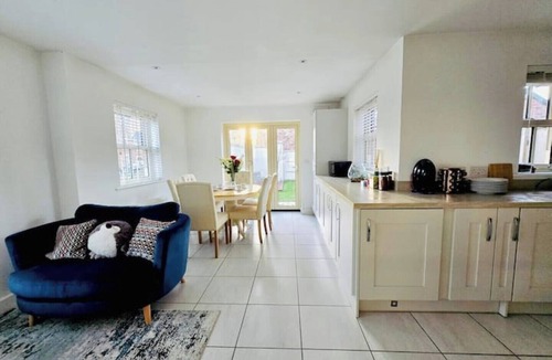 Bicester House | Modern 3-Bed + Office Walk to Bicester Village