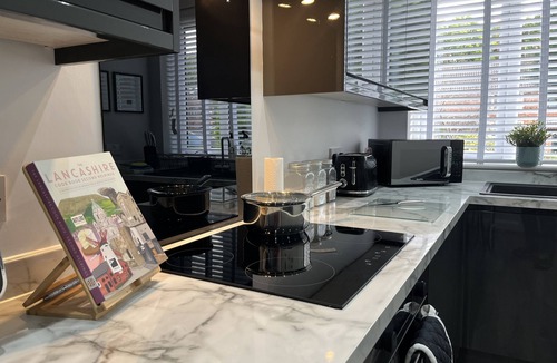 Whitefield House | Modern 3-bed stay-away-home sleeps 6 nr Manchester