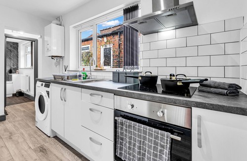 Stoke-on-Trent House | Modern 3 Bedroom House near Royal Stoke Hospital with Parking & Fast WiFi