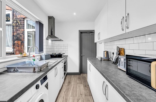 Stoke-on-Trent House | Modern 3 Bedroom House near Royal Stoke Hospital with Parking & Fast WiFi