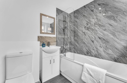 Stoke-on-Trent House | Modern 3 Bedroom House near Royal Stoke Hospital with Parking & Fast WiFi