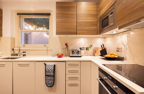 Redcliffe Apartment | Modern 3-bedroom, 3-bathroom duplex in Chelsea with a private garden and terrace, fully equipped kitchenette, and free WiFi. Just a 14-minute walk to Stamford Bridge and close to South Kensington Tube — perfect for families or groups.