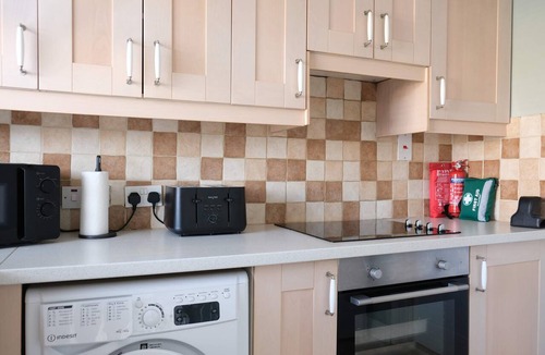 Luton House | Modern 3BR Family Home w/Garden | Luton