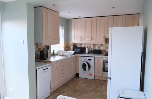 Luton House | Modern 3BR Family Home w/Garden | Luton