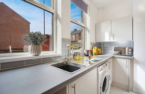 Washington House | Modern 3BR Washington sleeps 6 by Stay With Us