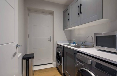 Milton Keynes House | Modern 4-Bed Family Home with 5 Beds & Parking