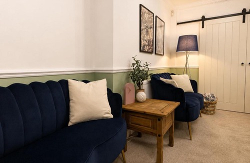 Manchester Apartment | Modern 4-Bed House, Free Parking & WiFi in Swinton