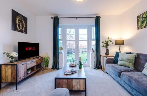 Crewe House | Modern 4-Bed Townhouse in Crewe by 53 Degrees Property, Ideal for Contractors & Business, FREE Parking - Sleeps 8